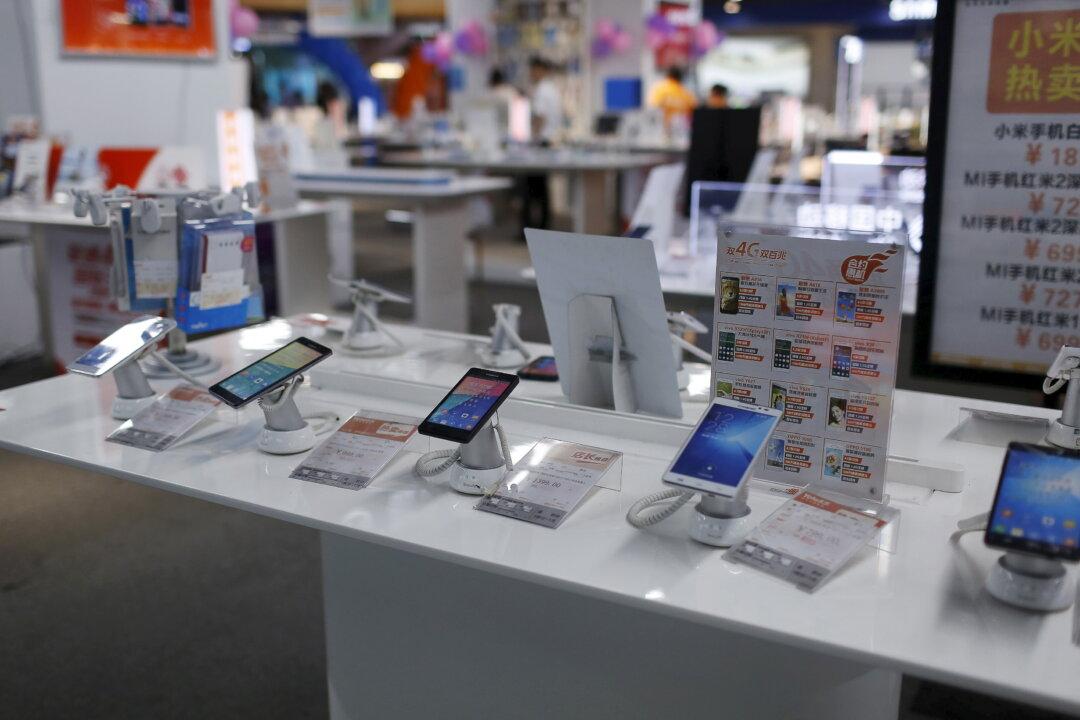 China Smartphone Shipments Seen Down 12-15.5 Percent Last Year: Market Data