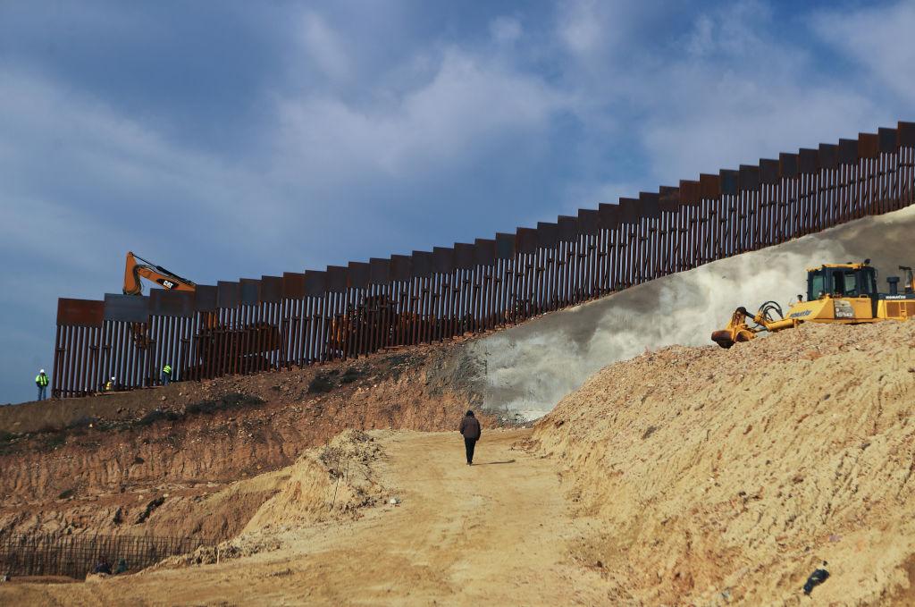 Video of Border Wall Panels Falling Amid Hurricane Hanna From June 2020: Border Patrol