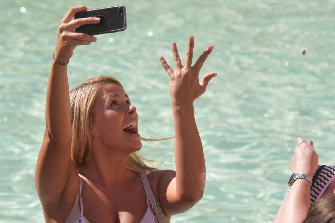 Charity Fights With Mayor Over $1.7M Coins Tossed Into Rome’s Famous Trevi Fountain