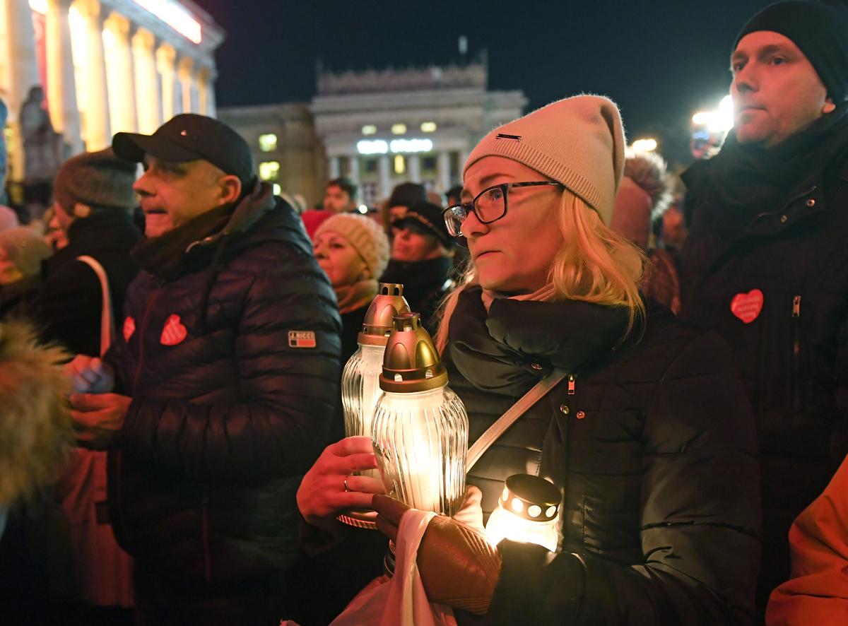 Thousands Gather Across Poland to Mourn Stabbed Mayor
