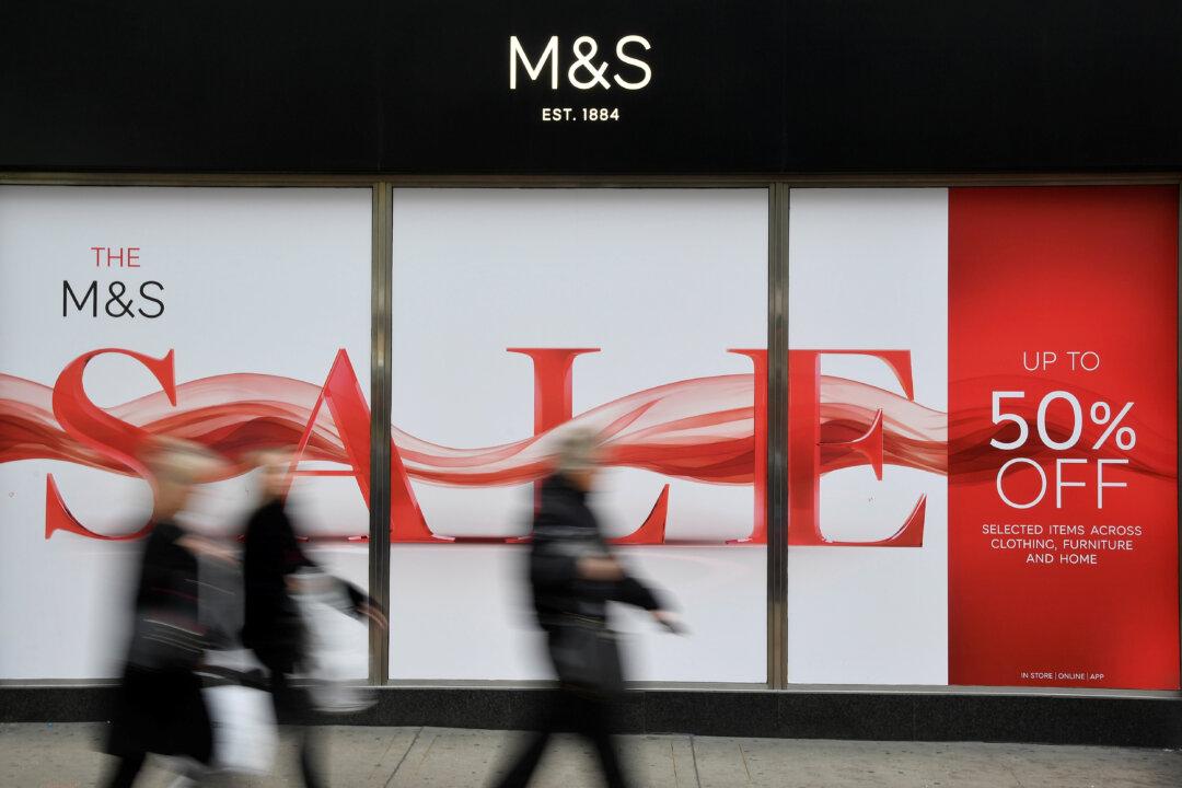 UK Shoppers Rein in Spending as Brexit Nears