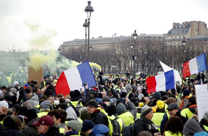 Scuffles Break Out as ‘Yellow Vests’ March in Paris in Latest Protest