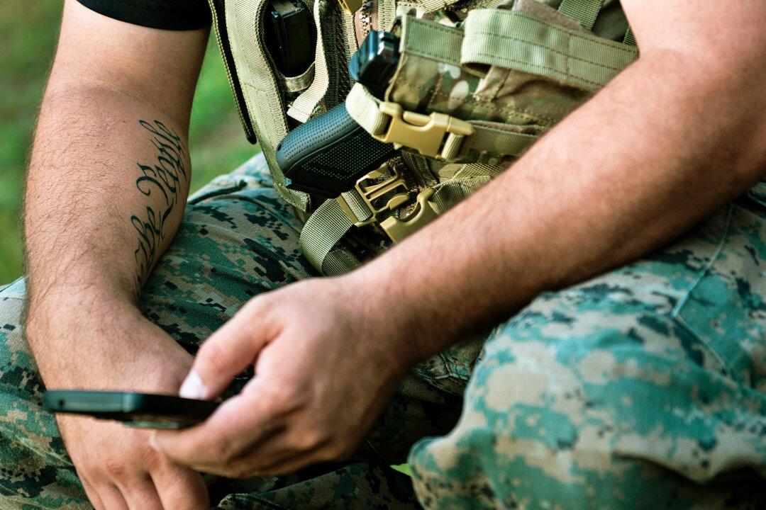 US Soldier Photographed Watching His Child’s Birth on Phone During Flight Delay