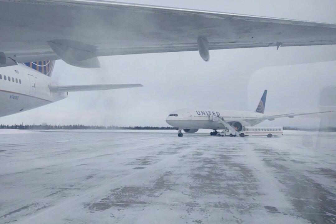 Passengers Stuck on United Flight in Frigid Cold for More Than 14 Hours