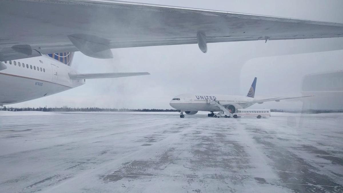 Passengers Stuck on United Flight in Frigid Cold for More Than 14 Hours