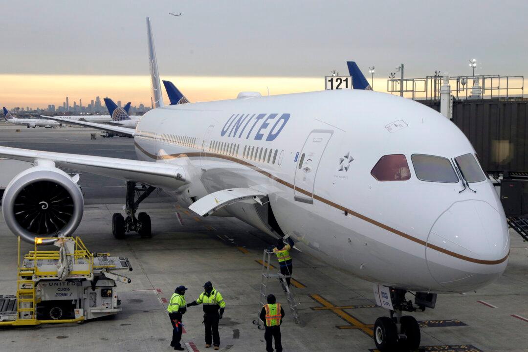 ‘Friendly Skies’? Interview With an Unvaccinated Pilot Suing United Airlines