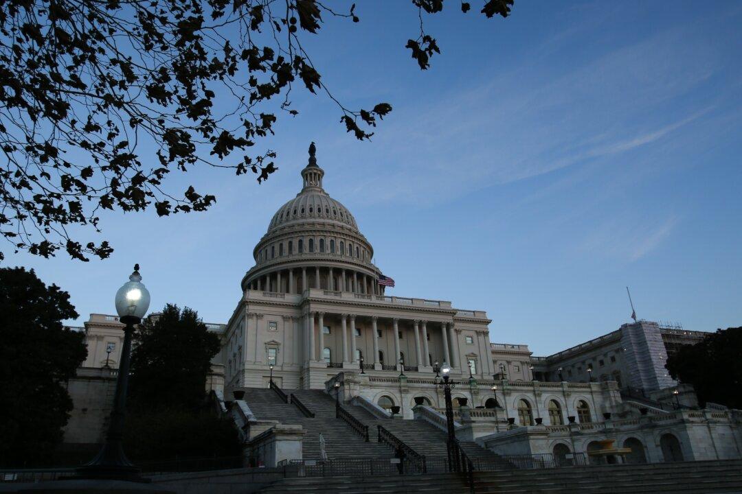 Trump Signs Bill to Re-open the Government Temporarily