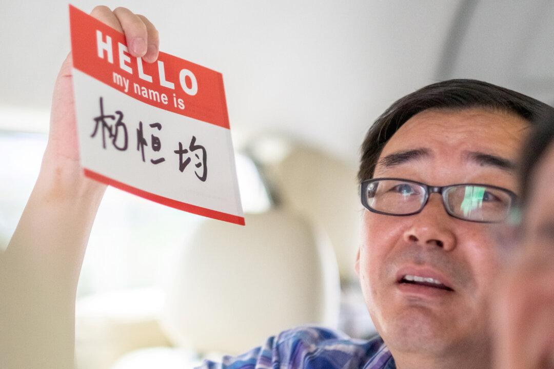Australian Writer Admits He Lied About Previous Detention in China, Begs for Forgiveness