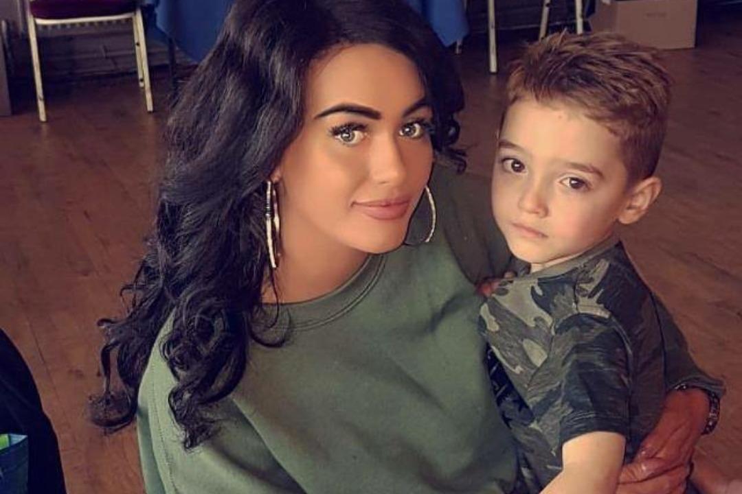 Single Mother Forced to Tell Her 6-Year-Old She’s Dying of Cancer, Starts Fundraiser for a Headstone