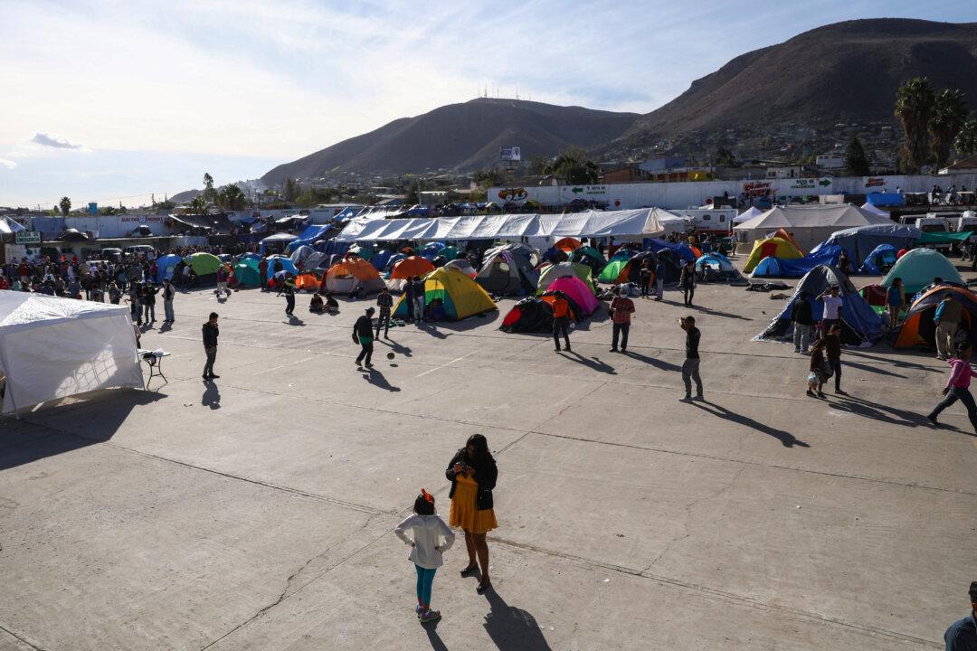 Watchdog: US Forced Some Deported Parents to Leave Kids Behind