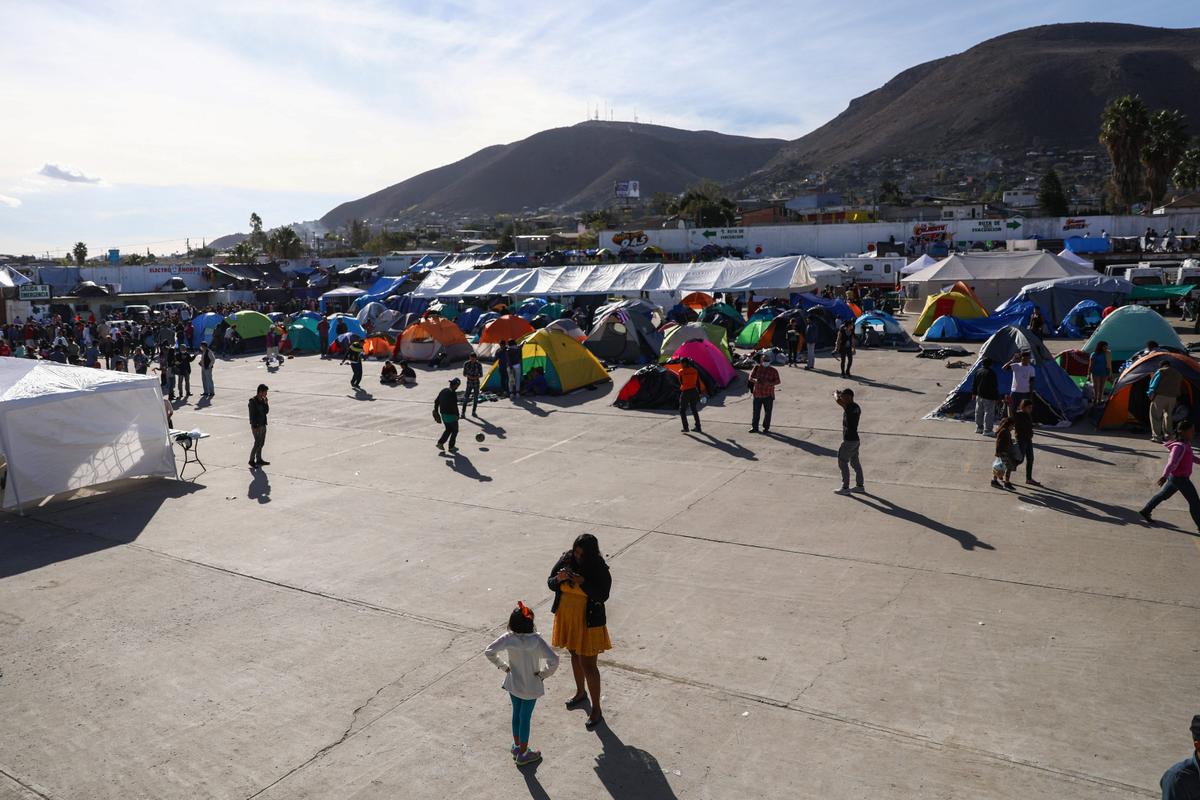 Watchdog: US Forced Some Deported Parents to Leave Kids Behind