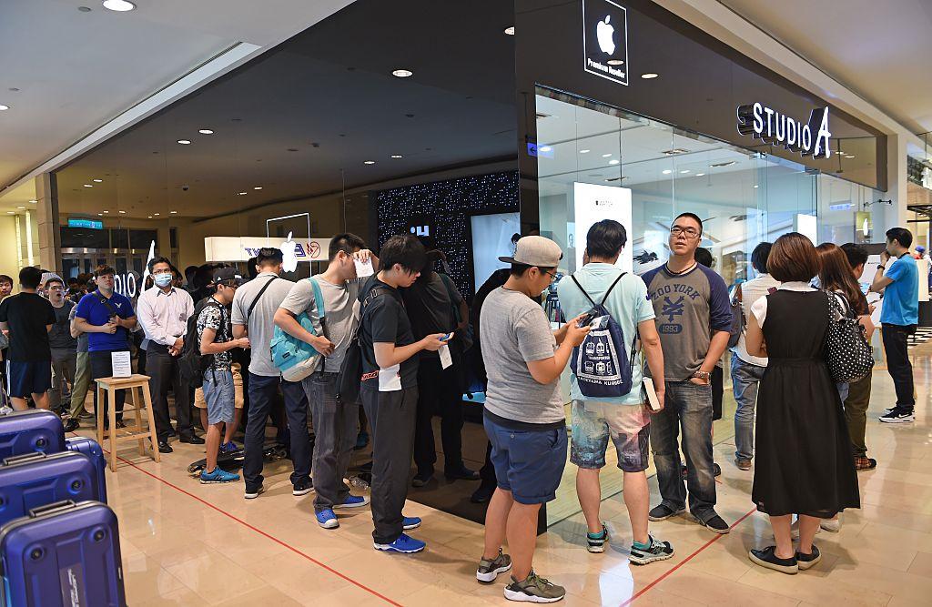 Taiwan Police Break Up Chinese-Linked Criminal Ring Selling Fake Apple, Samsung Smartphones