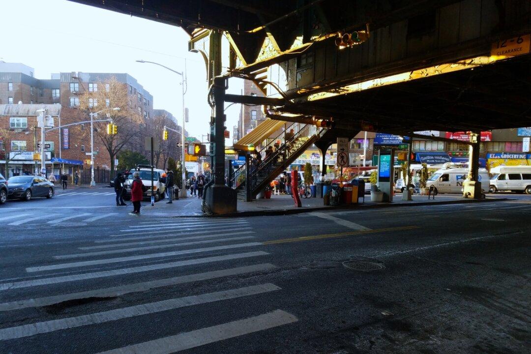 Some People Say There Is Something Wrong With Photo, but It’s Not an Optical Illusion