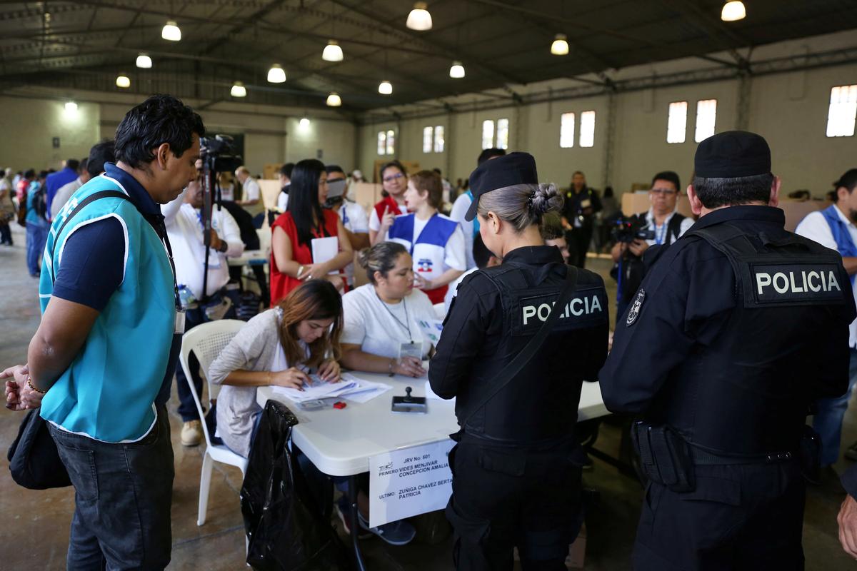 El Salvador Votes for New President, Anti-Corruption Outsider Favored