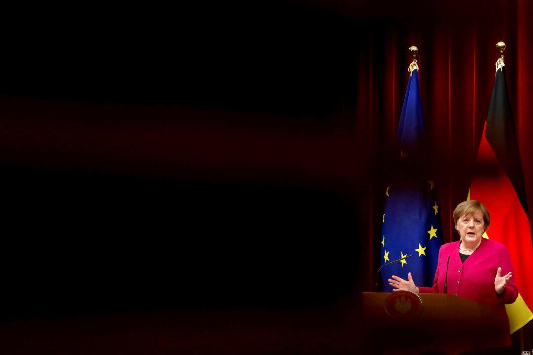 Merkel Drops Hint of ‘Creative’ Brexit Compromise