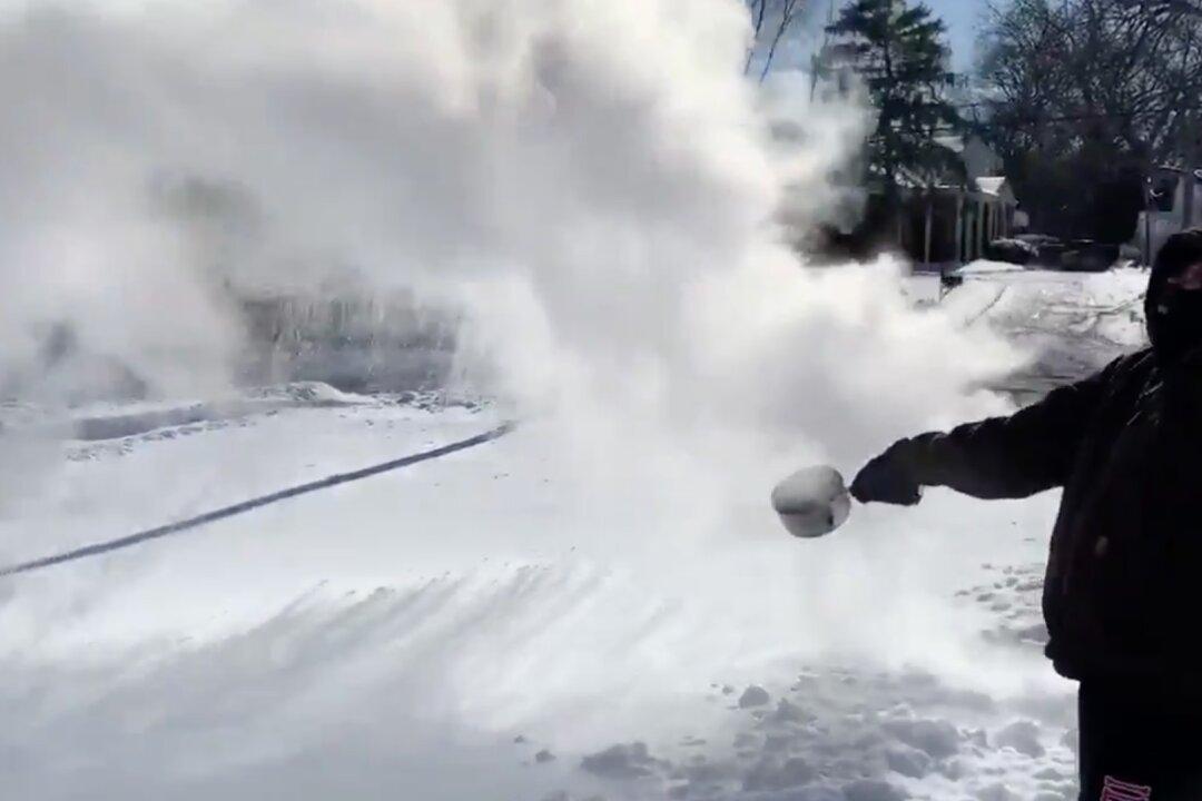 Professor at the Illinois Institute of Technology Throws Boiling Water in Extreme Cold, the Result Is Dramatic