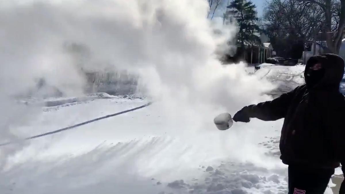 Professor at the Illinois Institute of Technology Throws Boiling Water in Extreme Cold, the Result Is Dramatic