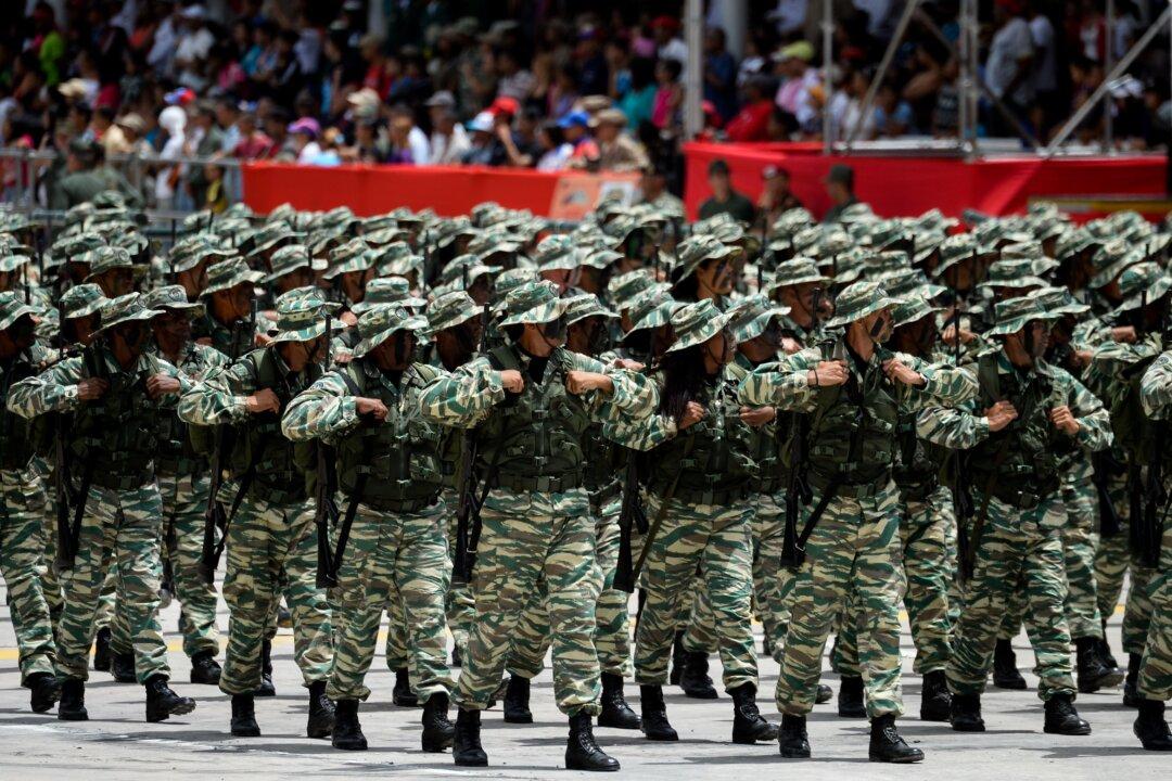 Maduro Trains With Soldiers in Venezuela, Video Shows