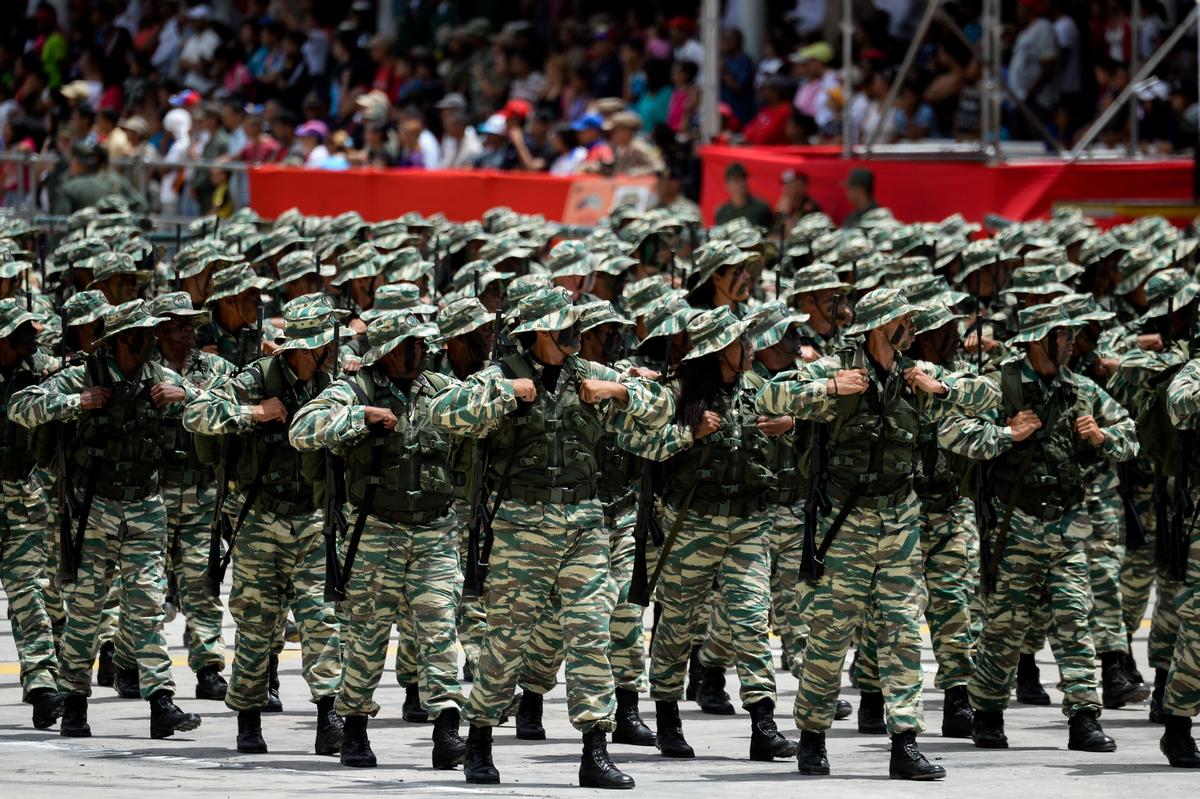 Maduro Trains With Soldiers in Venezuela, Video Shows