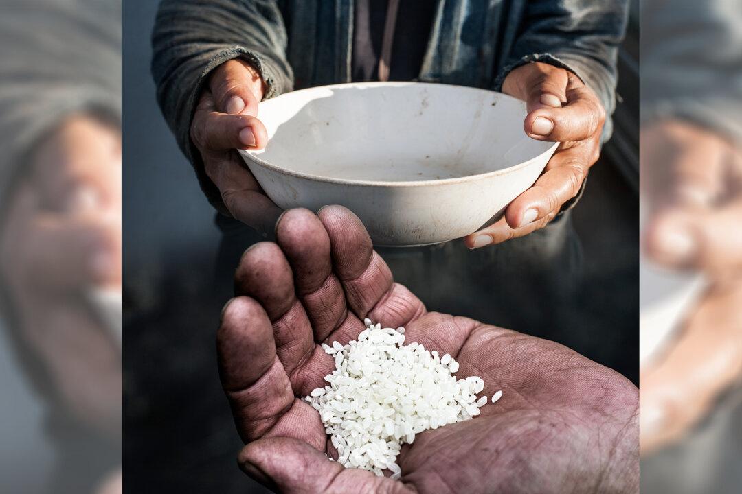 Beggar Confused When Emperor Asks for Some Rice, but Then Discovers a ‘Gift’ in His Bowl