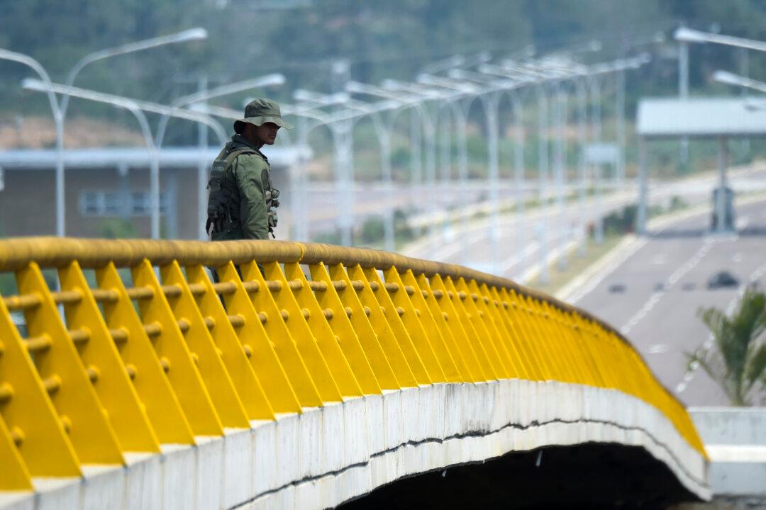 US Is in Contact With Venezuelan Military, Urging Defections, Official Says