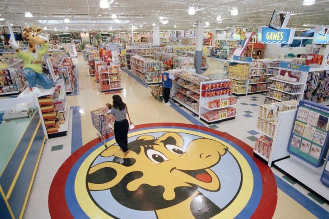 Toys R Us Plans Second Act by Holiday Season