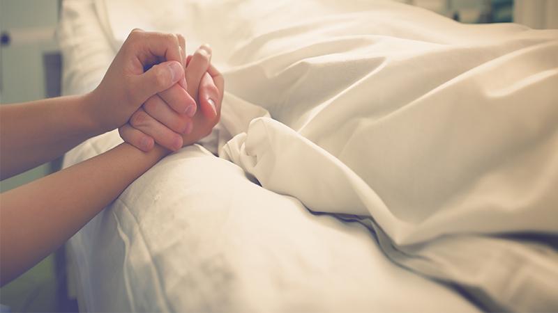 Heartbroken Wife Says Goodbye to Her Dying Husband With Beautiful Rendition of ‘Amazing Grace’