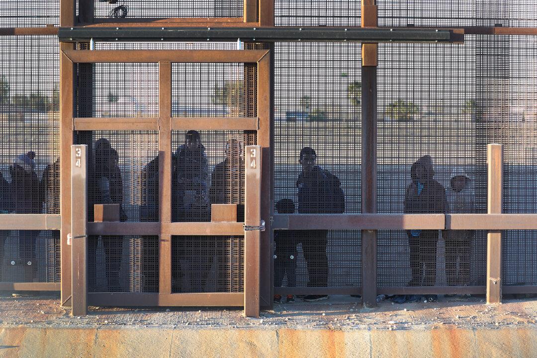 Border Apprehensions Surge 400 Percent in El Paso, ‘Smugglers Try to Overwhelm Us,’ Agent Says