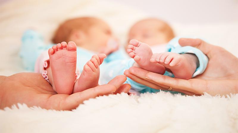 Identical Twins Give Birth to Daughters on Same Day