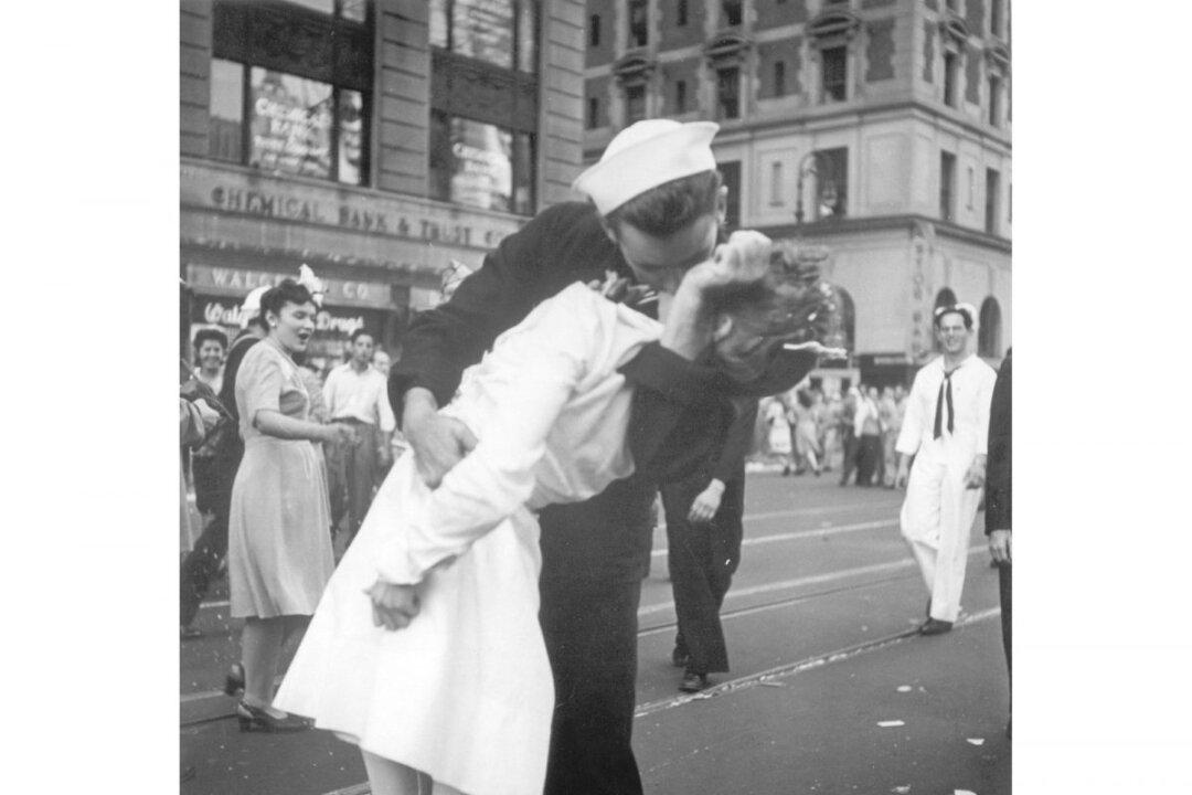Sailor in Iconic V-J Day Times Square Kiss Photo Dies at 95