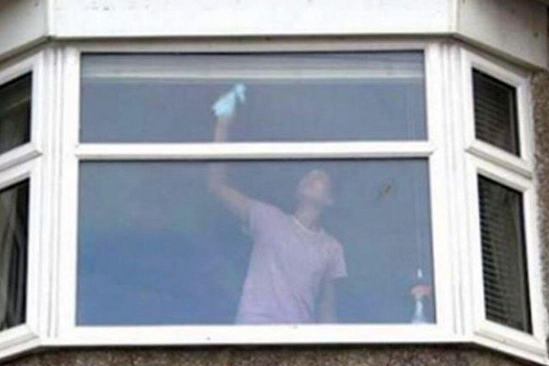 UK Cops Post Photo of Woman Cleaning Windows as a Warning