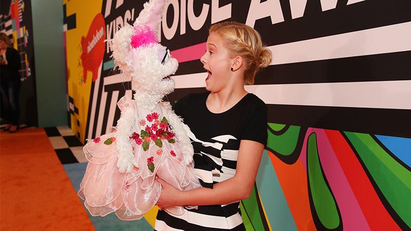 Kisses for the Missus: Simon Puts Fainting Spell on Darci Lynne’s Lovesick Puppet Edna