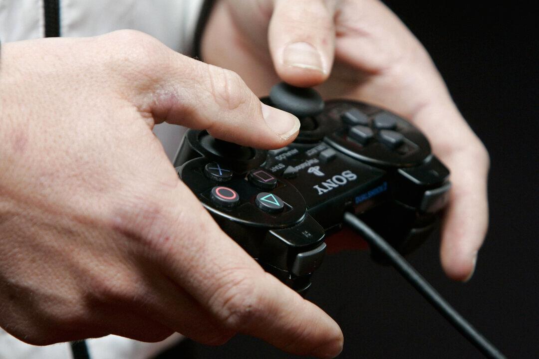 Mother Feeds Gaming Addict Son by Hand as He Refuses to Budge in 48-hour Session