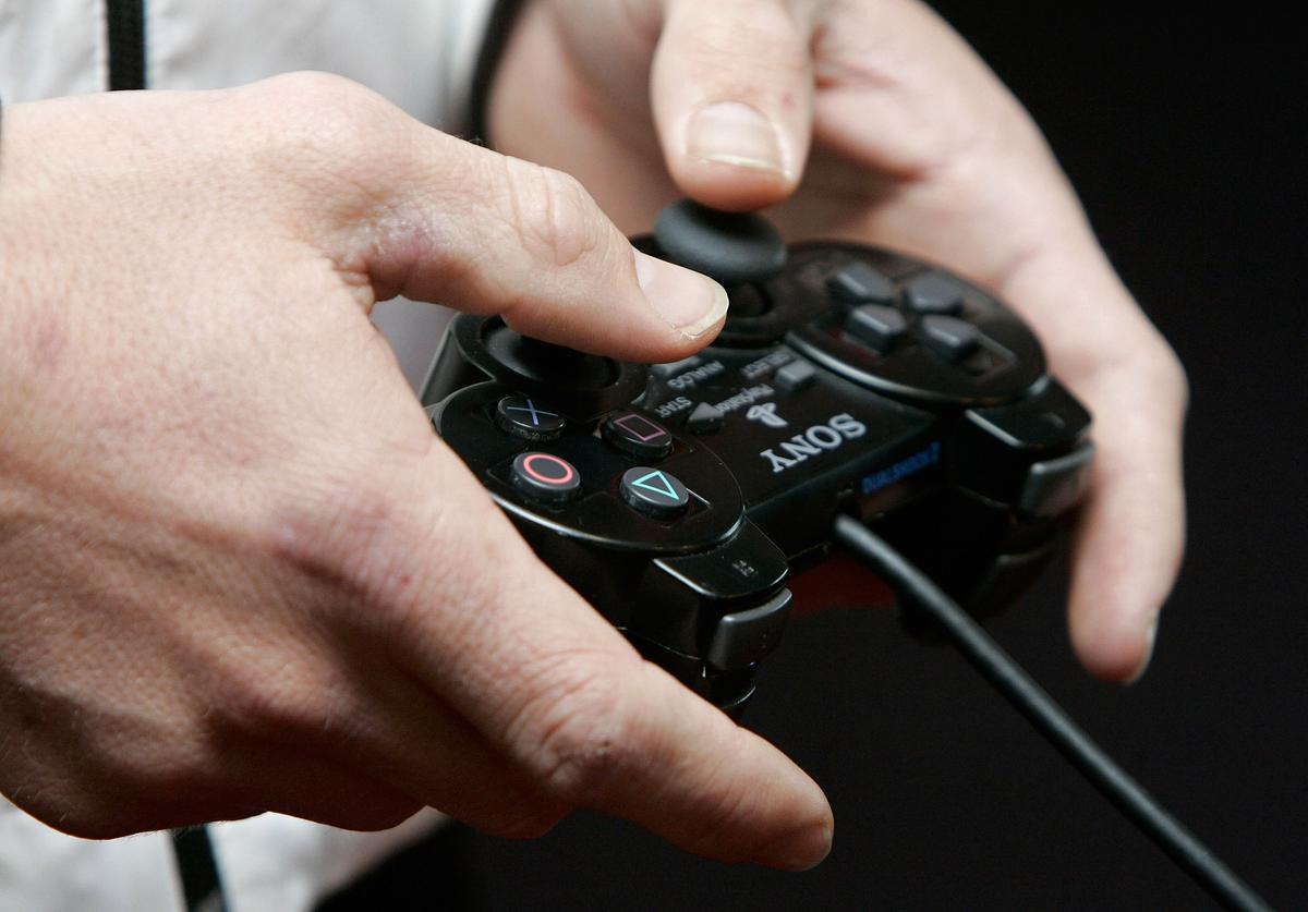 Mother Feeds Gaming Addict Son by Hand as He Refuses to Budge in 48-hour Session