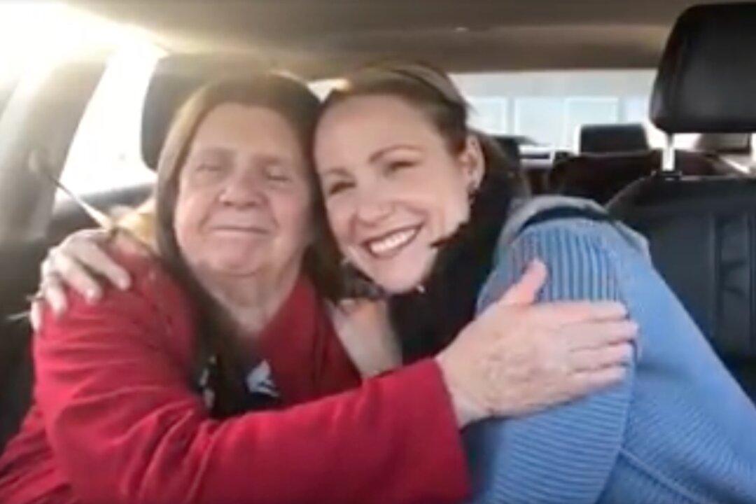 Video Captures Moment When Deaf Mother With Dementia Recognizes Daughter