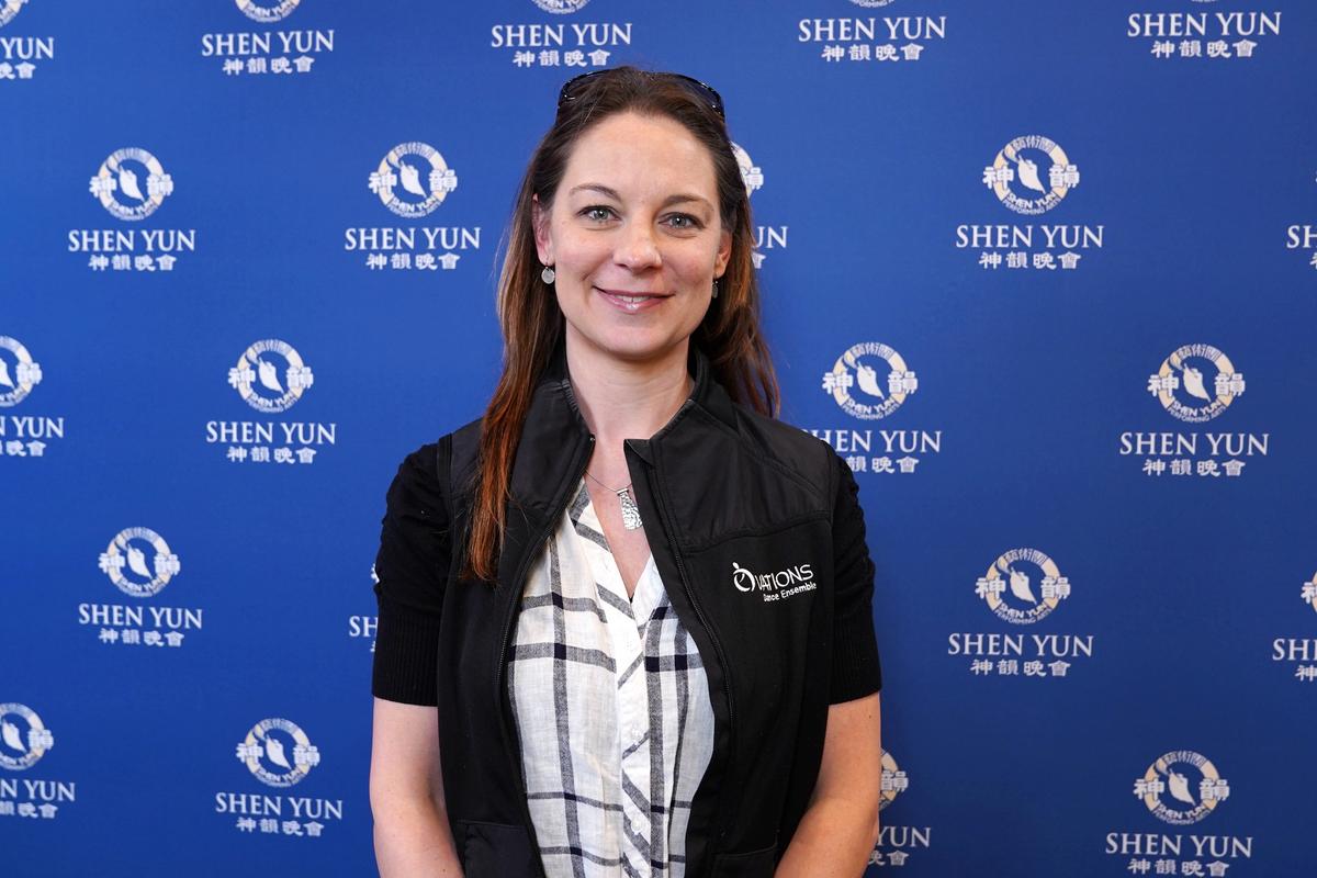 Dance Studio Owner Amazed by Shen Yun Dancers’ Techniques, Precision