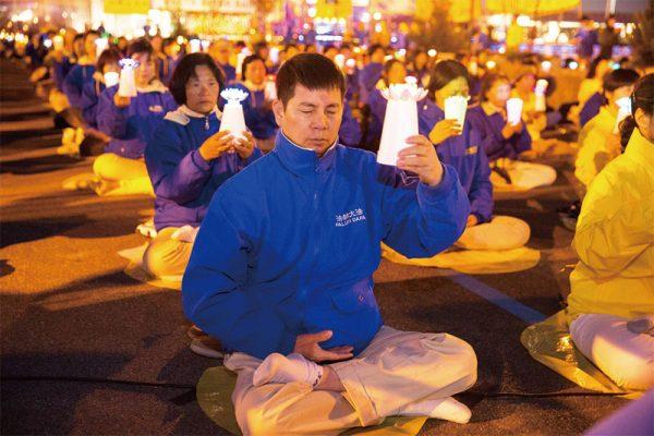 Luo Zizhao participating in a candlelight vigil held in front of the Chinese consulate on April 24, 2016. (©The Epoch Times | <a href="https://www.theepochtimes.com/">Dai Bing</a>)