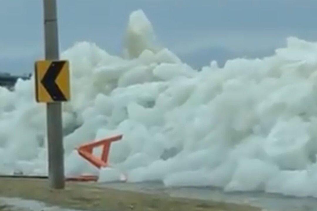 High Winds Create ‘Ice Tsunami’ in New York: Videos