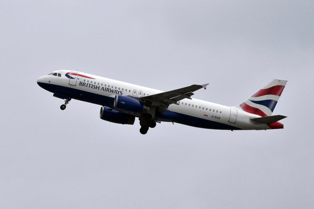 Passenger Plane Twists and Turns ‘Like A Rollercoaster’ as Pilot Abandons Landing at Gibraltar