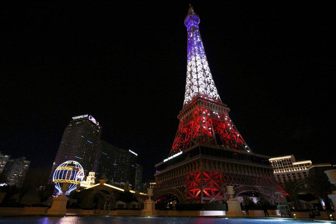 Eiffel Tower Replica in Las Vegas Debuts New Light Show