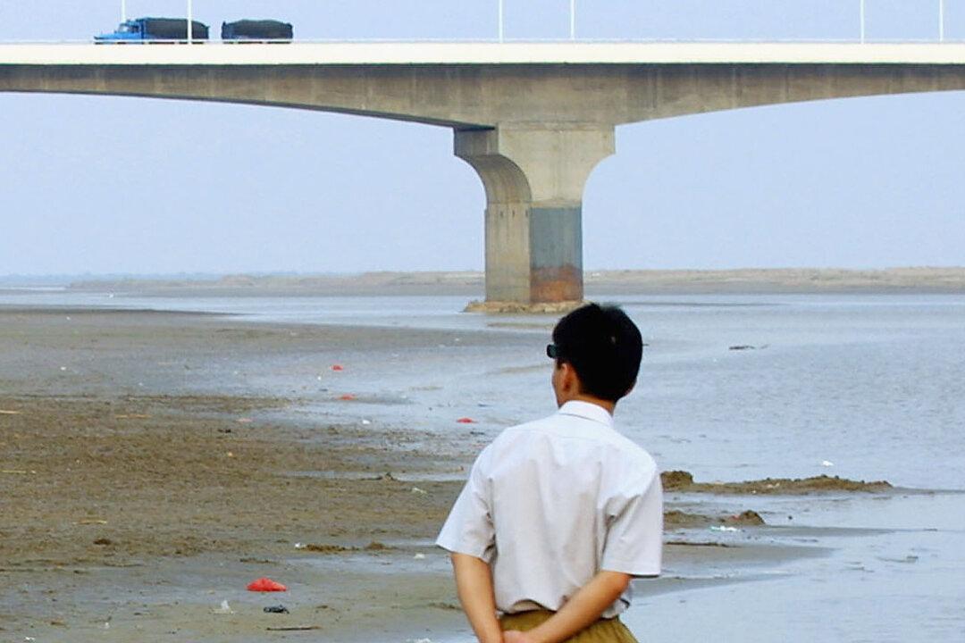 Woman Rescues Man From Attempted Bridge Suicide