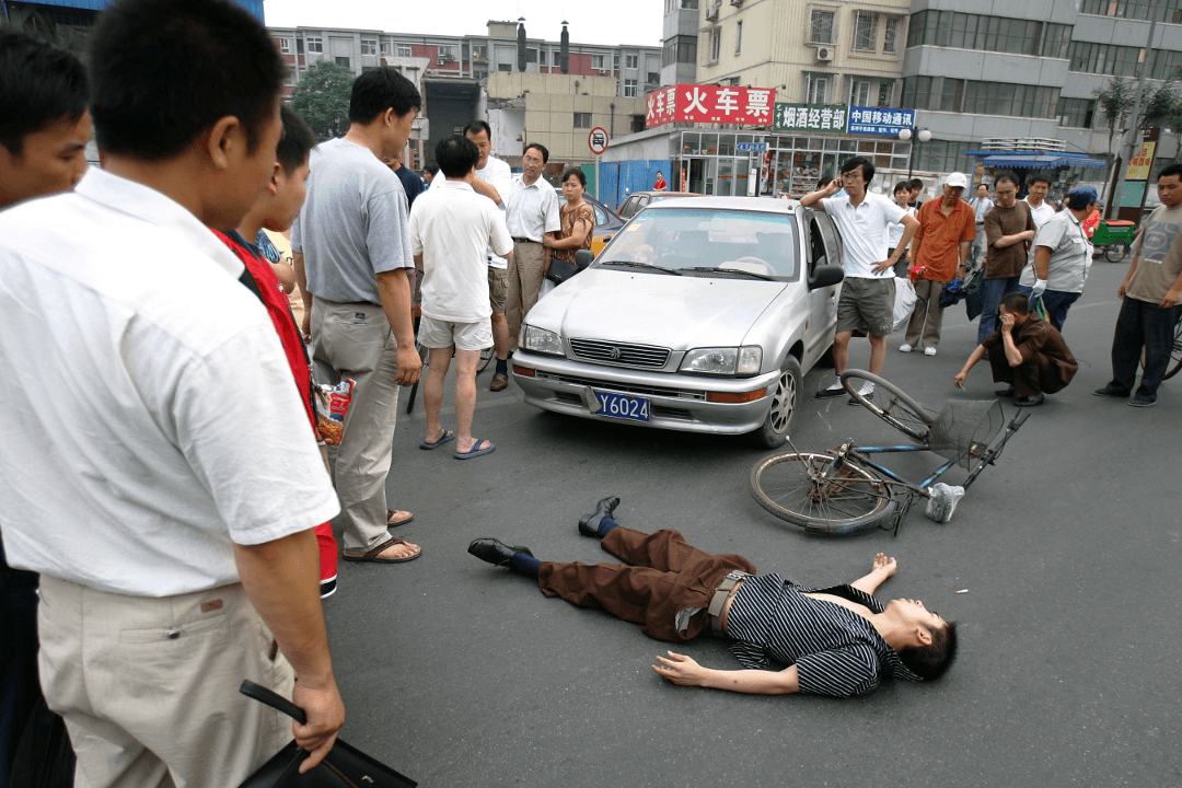 Elderly Man Runs Into Parked Car to Create False Traffic Accident