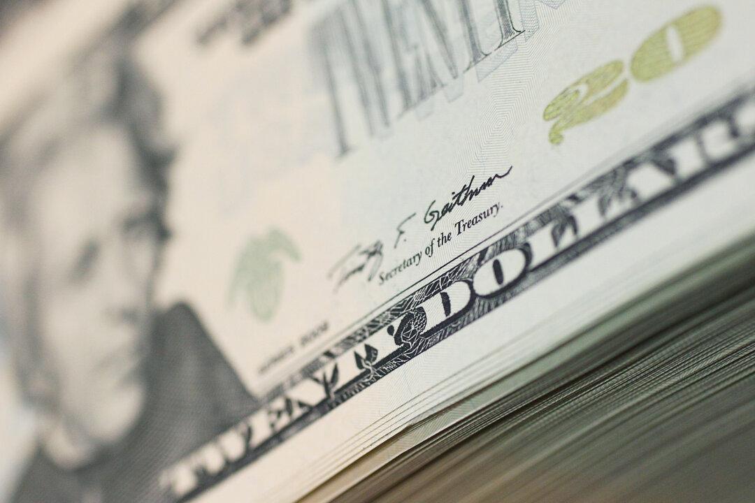 Family Throws $500 in $20 Bills out Onto California Freeway to Remember Loved One