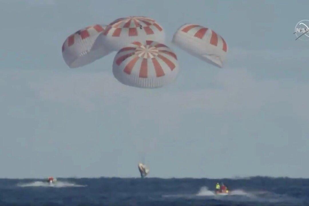 Elon Musk’s SpaceX Capsule Splashes Down Off Florida Coast