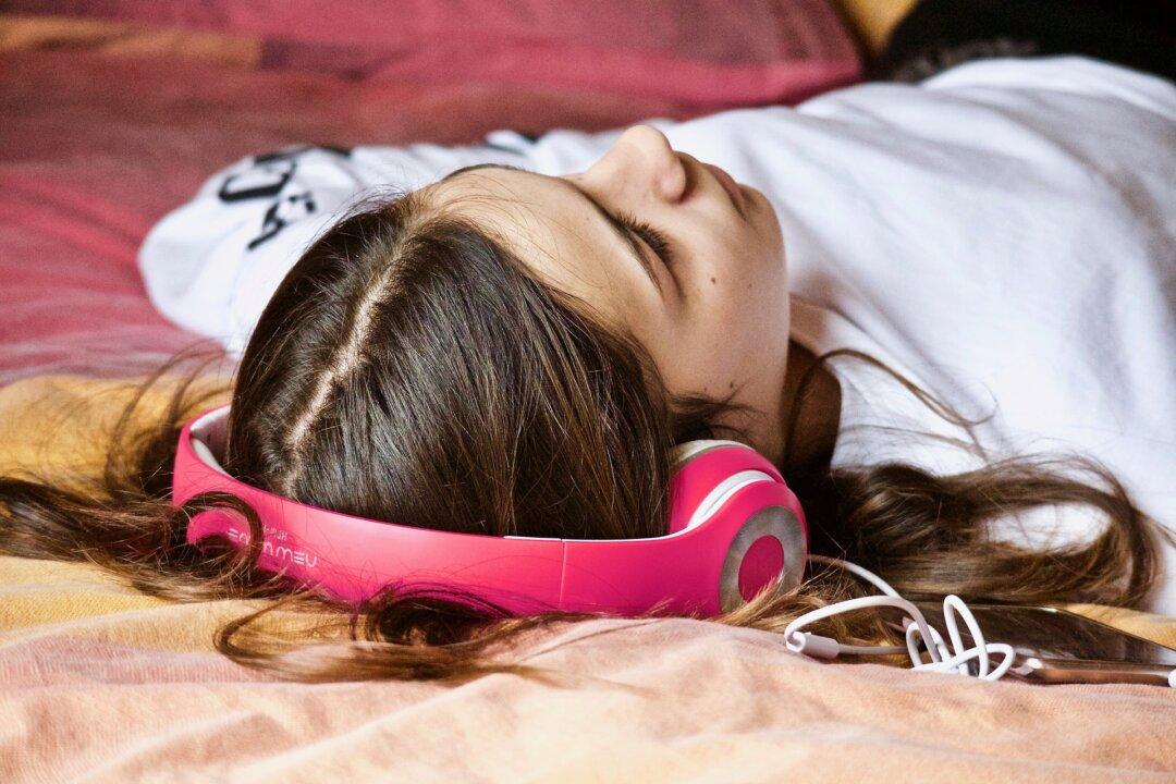Student Wakes Completely Deaf in One Ear After Falling Asleep With Earbuds