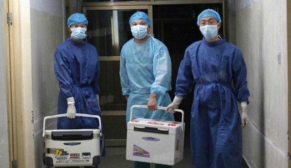 Chinese doctors carry fresh organs for transplant at a hospital in Henan Province, China, on Aug. 16, 2012. (Screenshot/Sohu.com)