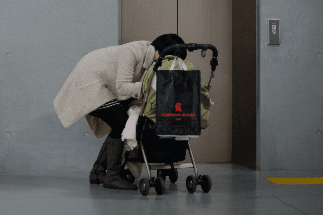 Grandmother Lets Grandson Play With Elevator Buttons, Annoying a Woman Who Takes Unique Revenge