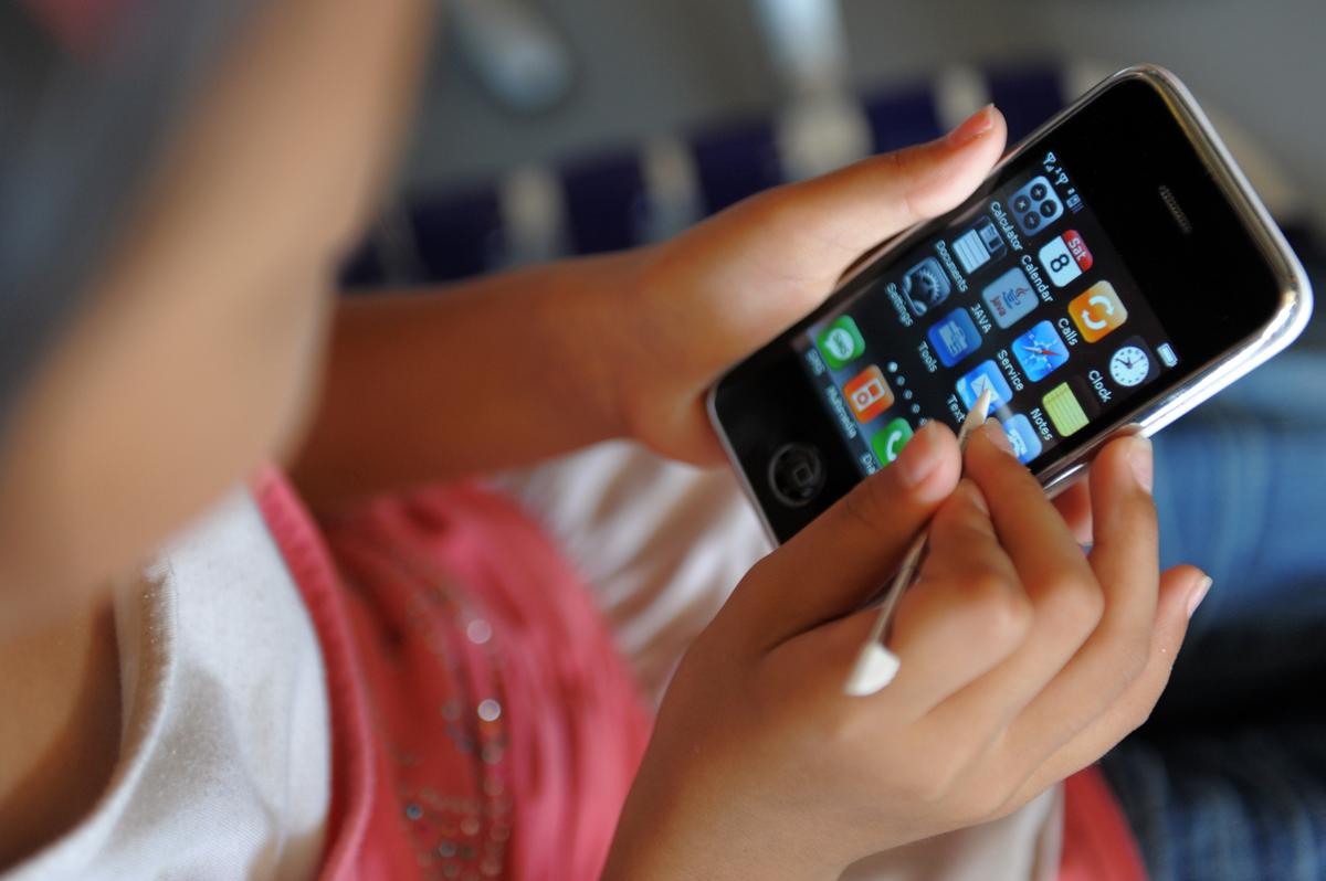 Majority of Canadians Support Cellphone Restrictions in Classroom, Poll Finds