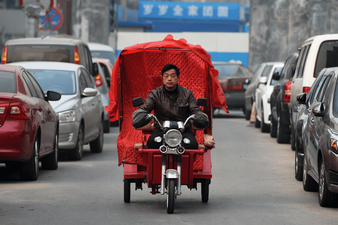 Rickshaw Driver Runs Red Light, Gets Knocked to Ground From Accident, Chases After His Own Vehicle