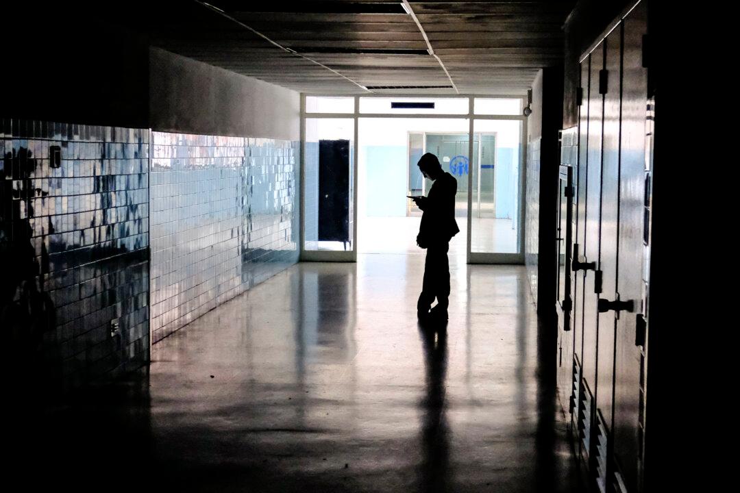 Venezuela: Emaciated Woman Dies in Mother’s Arms As 2 Hospitals Turn Them Away in Blackout